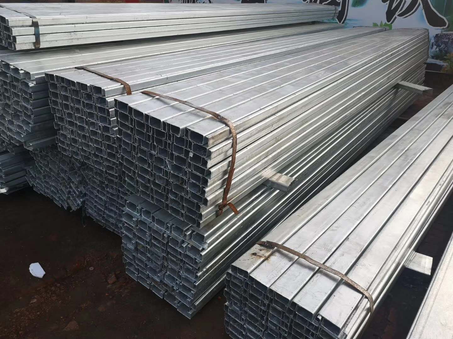 现有纯热镀锌c型钢50*100*2.0*6米定尺现货40吨,因客户定错规格现低价